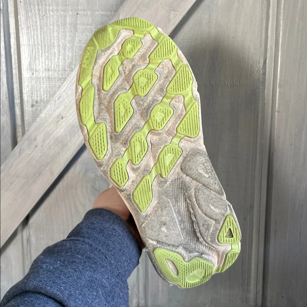 HOKA Clifton Sneaker Size‎ 8.5